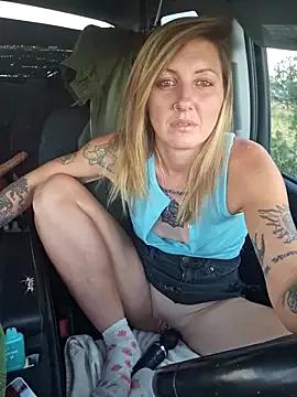 SheIsSomething from StripChat is Freechat