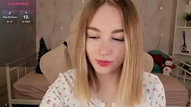 Shy_Polly from StripChat is Freechat