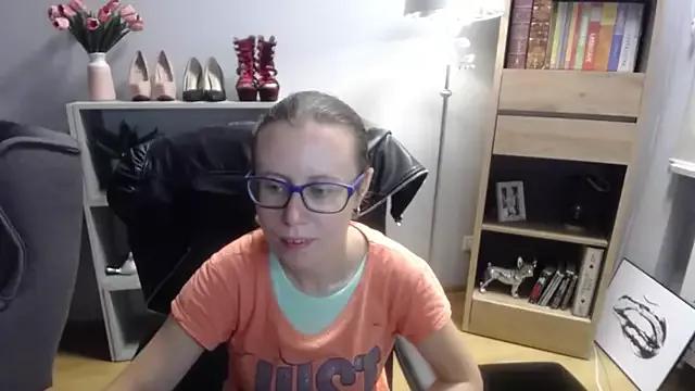 sweetxLizzy from StripChat is Freechat