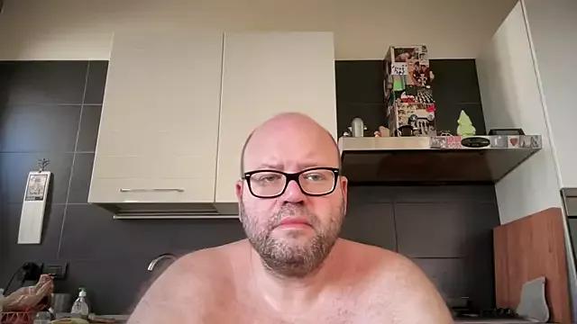 theitalianbear from StripChat is Freechat