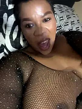 THICKBUNNYCHICKxxx from StripChat is Freechat