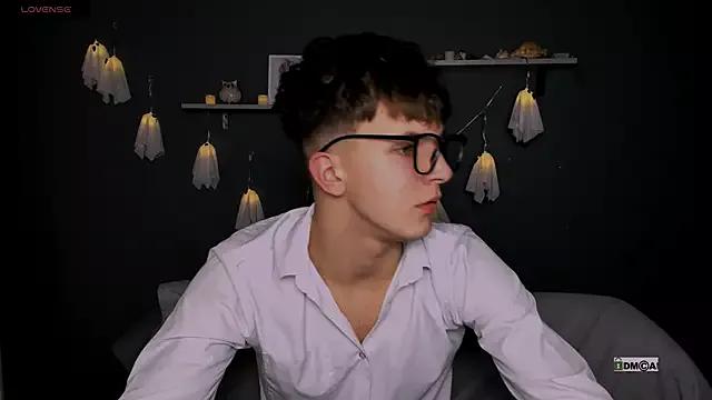 travis_wolf_ from StripChat is Freechat