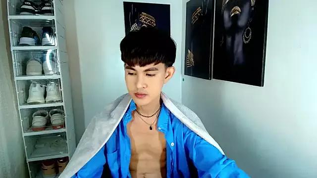 XloverXsiantwink from StripChat is Freechat