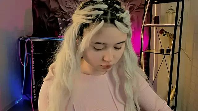 YunaLovesi from StripChat is Freechat